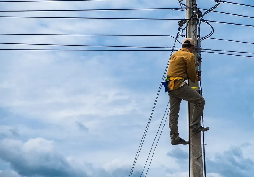 Aerial Fiber Build Crew Execution